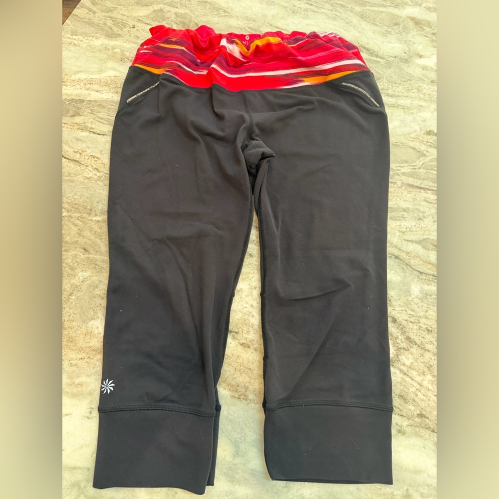 Athleta Capri Leggings XL Black Crop Yoga Pants Printed Waistband Athletic
